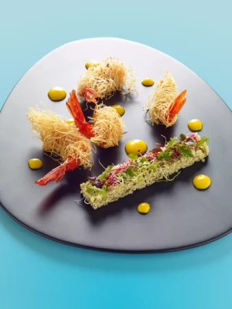 Les gambas croustillantes, salade de quinoa relevée de coriandre et citron vert, vinaigrette à la mangue - TV Magazine